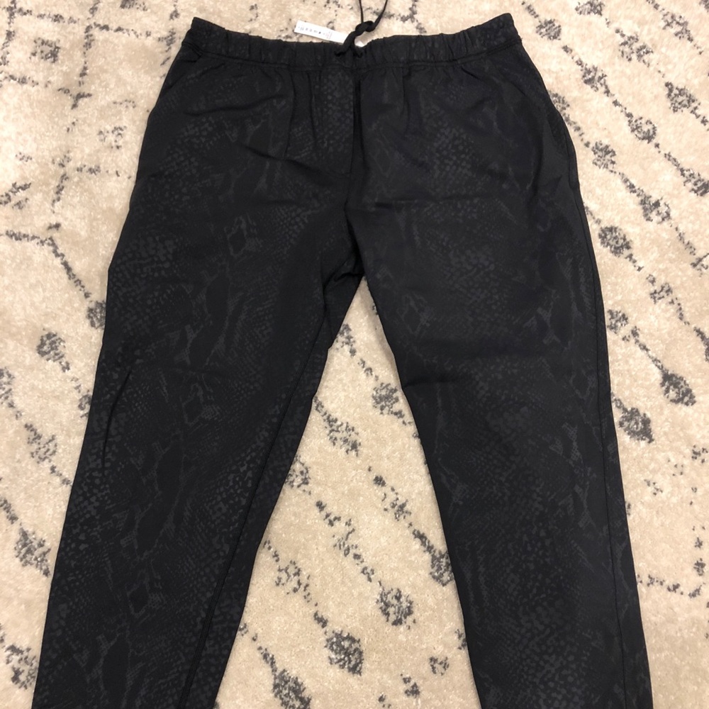 Lululemon desert snake jet crop slim size 8
